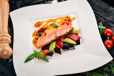 Sebzeli fırında somon Steak. Ahşap bir arka plan üzerinde. Üstten Görünüm. Kopya alanı.