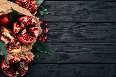 Eski bir çanta içinde taze nar. Ahşap bir arka plan üzerinde. Üstten Görünüm. Kopya alanı.