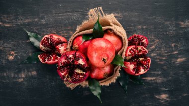 Eski bir çanta içinde taze nar. Ahşap bir arka plan üzerinde. Üstten Görünüm. Kopya alanı.