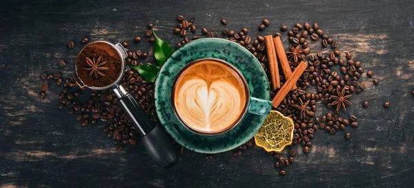 Een Geurig Kopje Koffie Cappuccino Een Zwarte Houten Achtergrond Bovenaanzicht — Stockfoto