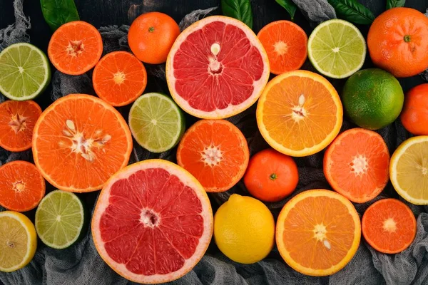 一套柑橘类水果 葡萄柚 在一个木质的背景 顶部视图 复制空间 — 图库照片