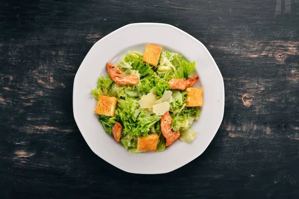 Insalata Cesare Con Pollo Verdure Fresche Uno Sfondo Legno Vista — Foto Stock