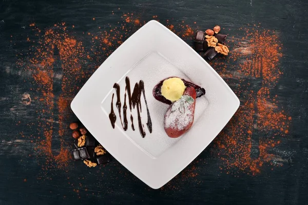 デザート 皿にアイスクリームとカラメル梨 木製の背景 平面図です コピー スペース — ストック写真