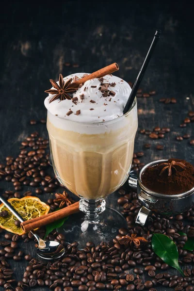 Fragrante Xícara Café Frappe Com Sorvete Caramelo Fundo Madeira Preto — Fotografia de Stock