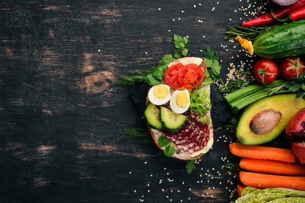 Hamburger Sandviç Salam Bıldırcın Yumurtası Kiraz Domates Ahşap Bir Arka — Stok fotoğraf