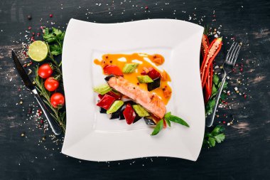 Sebzeli fırında somon Steak. Ahşap bir arka plan üzerinde. Üstten Görünüm. Kopya alanı.