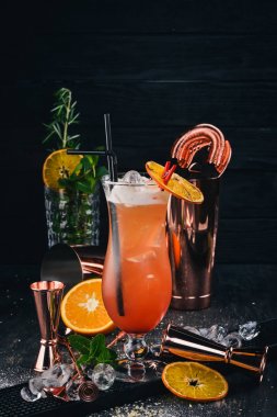 Alkollü kokteyl Sex sahilde. Turuncu. Siyah bir ahşap arka plan üzerinde.