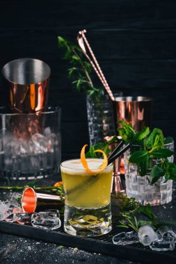 Alkol kokteyl viski Sauer. Siyah bir ahşap arka plan üzerinde.