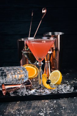 Alkol kokteyli Cosmopolitan. Siyah arka plan çubuğunda.