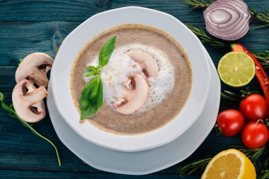 Püresi mantar çorbası. Ahşap bir arka plan üzerinde. Üstten Görünüm. Kopya alanı.