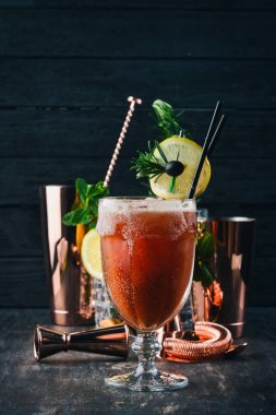 Alkollü kokteyl Bloody Mary. Biberiye ve domates suyu. Siyah bir ahşap arka plan üzerinde.