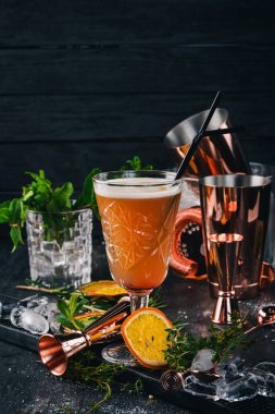 Alkol kokteyl Mai Tay dili Siyah bir ahşap arka plan üzerinde.