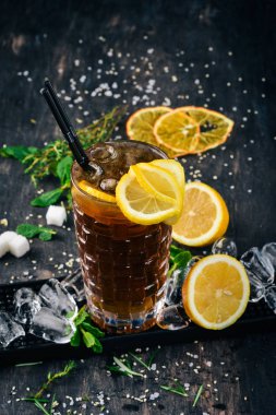 Alkol kokteyl Long Island. Siyah bir ahşap arka plan üzerinde.