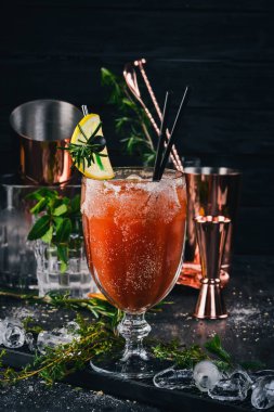 Alkollü kokteyl Bloody Mary. Biberiye ve domates suyu. Siyah bir ahşap arka plan üzerinde.