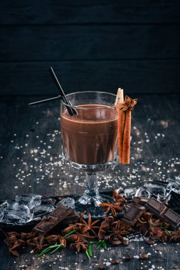 Alkollü kokteyl çikolata ROM. Siyah arka plan çubuğunda.