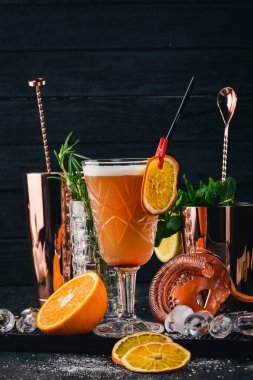 Alkol kokteyl Mai Tay dili Siyah bir ahşap arka plan üzerinde.