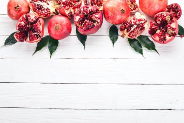 Nar. Beyaz ahşap zemin üzerinde. Üstten Görünüm. Kopya alanı.