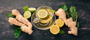 Nane, zencefil ve limon ile çay. Ahşap arka plan üzerinde sıcak bir içecek. Üstten Görünüm. Kopya alanı.