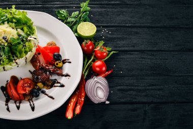 Domates, roka ve füme domates salatası. Ahşap bir arka plan üzerinde. Üstten Görünüm. Kopya alanı.