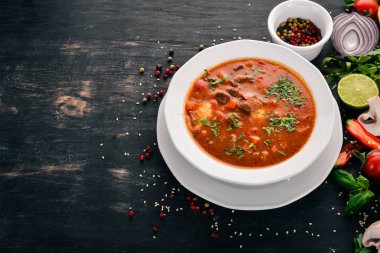 Biftek domates ve taze sebze çorbası. Ahşap bir arka plan üzerinde. Üstten Görünüm. Kopya alanı.