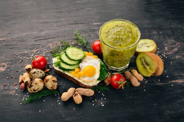 Kahvaltı. Kivi ve burger peynir bıldırcın yumurtası ve sebze ile. Ahşap bir arka plan üzerinde. Üstten Görünüm. Kopya alanı.