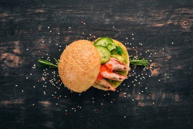 Burger, karides, avokado, havyar ve salatalık sandviç. Ahşap bir arka plan üzerinde. Üstten Görünüm. Kopya alanı.