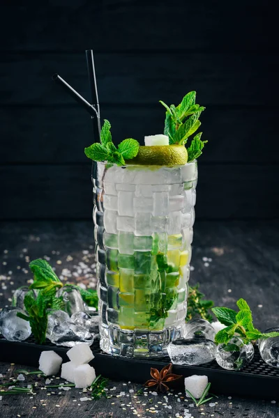 Mojito Alcoholische Cocktail Een Zwarte Houten Achtergrond — Stockfoto
