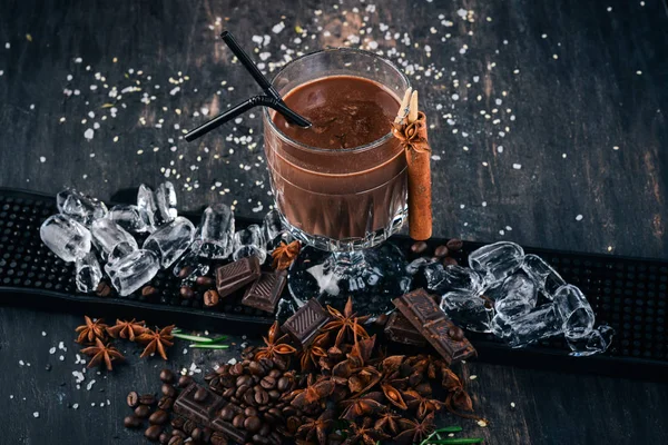 Alkoholik Cocktail Chocolate Rum Pada Batang Latar Belakang Hitam — Stok Foto