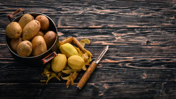 Batatas Cruas Fundo Madeira Marrom Cozinhar Espaço Livre Para Texto — Fotografia de Stock