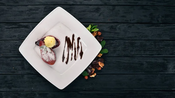 Postre Pera Caramelizada Con Helado Plato Sobre Fondo Madera Vista — Foto de Stock