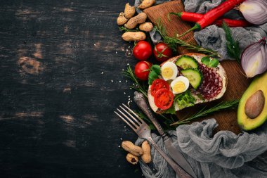 Hamburger, sandviç salam, bıldırcın yumurtası ve kiraz domates. Ahşap bir arka plan üzerinde. Üstten Görünüm. Kopya alanı.