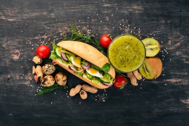 Kahvaltı. Kivi ve burger peynir bıldırcın yumurtası ve sebze ile. Ahşap bir arka plan üzerinde. Üstten Görünüm. Kopya alanı.