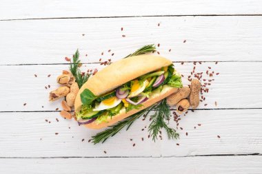 Hamburger, sandviç Bıldırcın yumurta, salatalık ve Mısır ile. Ahşap bir arka plan üzerinde. Üstten Görünüm. Kopya alanı.