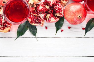 Taze nar suyu. Nar. Beyaz ahşap zemin üzerinde. Üstten Görünüm. Kopya alanı.