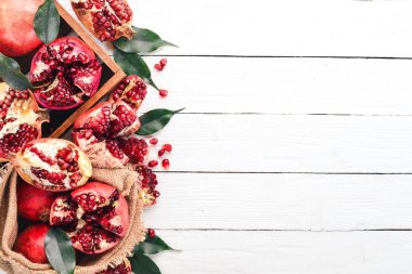 Eski bir çanta içinde taze nar. Ahşap bir arka plan üzerinde. Üstten Görünüm. Kopya alanı.