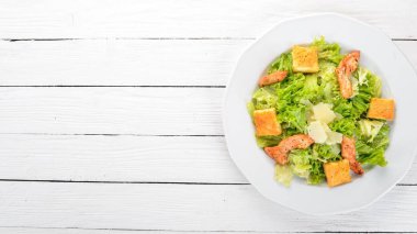 Sezar salatası tavuk ve taze sebze. Ahşap bir arka plan üzerinde. Üstten Görünüm. Kopya alanı.