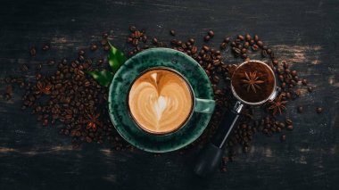 Siyah ahşap zemin kahve Cappuccino kokulu bir fincan. Üstten Görünüm. Kopya alanı.