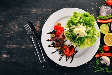 Domates, roka ve füme domates salatası. Ahşap bir arka plan üzerinde. Üstten Görünüm. Kopya alanı.