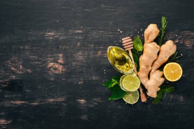 Nane, limon, zencefil ve limon. Ahşap bir arka plan üzerinde. Üstten Görünüm. Kopya alanı.