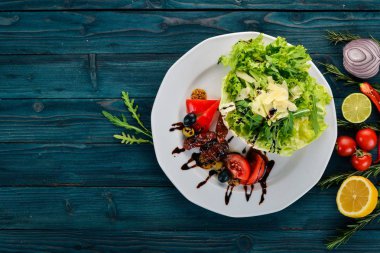 Domates, roka ve füme domates salatası. Ahşap bir arka plan üzerinde. Üstten Görünüm. Kopya alanı.