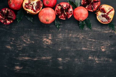 Taze nar. Siyah ahşap arka plan üzerinde. Üstten Görünüm. Kopya alanı.