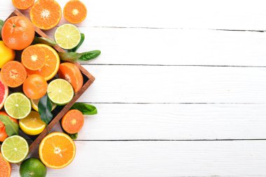 Narenciye meyve kümesi. Portakal, mandalina, greyfurt, limon. Ahşap bir arka plan üzerinde. Üstten Görünüm. Kopya alanı.