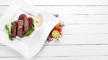 Peper biftek ıspanaklı Dana eti. Ahşap bir arka plan üzerinde. Üstten Görünüm. Kopya alanı.