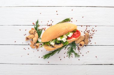 Hamburger, sandviç ile beyaz peynir, mantar ve marul yaprakları. Ahşap bir arka plan üzerinde. Üstten Görünüm. Kopya alanı.