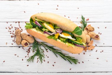 Hamburger, sandviç Bıldırcın yumurta, salatalık ve Mısır ile. Ahşap bir arka plan üzerinde. Üstten Görünüm. Kopya alanı.