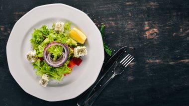Taze sebze gelen Yunan salatası. Ahşap bir arka plan üzerinde. Üstten Görünüm. Kopya alanı.