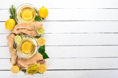 Nane, zencefil ve limon ile çay. Ahşap arka plan üzerinde sıcak bir içecek. Üstten Görünüm. Kopya alanı.