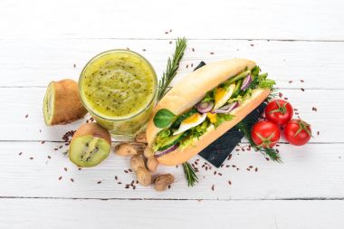 Kahvaltı. Kivi ve burger peynir bıldırcın yumurtası ve sebze ile. Ahşap bir arka plan üzerinde. Üstten Görünüm. Kopya alanı.