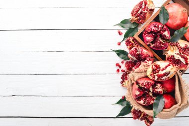 Eski bir çanta içinde taze nar. Ahşap bir arka plan üzerinde. Üstten Görünüm. Kopya alanı.