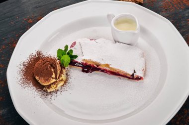 Tatlı. Strudel berry reçel ve bir plaka üzerinde dondurma ile. Ahşap bir arka plan üzerinde. Üstten Görünüm. Kopya alanı.